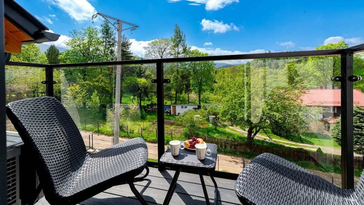 Balkon z widokiem na Karkonosze w Karpaczu