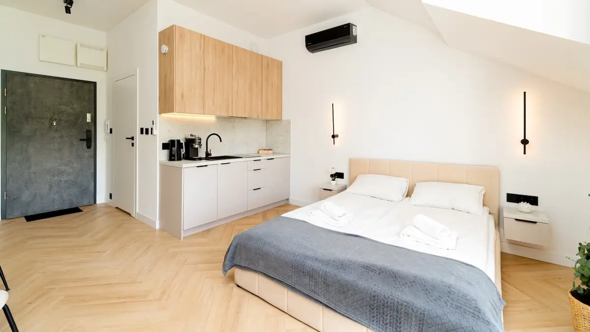Pokój z łóżkiem i aneksem kuchennym w apartamencie Karkonoski Azyl