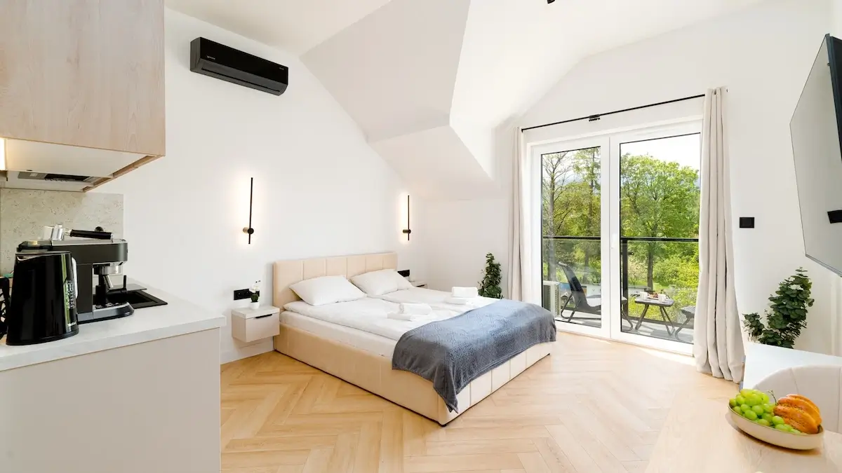 Sypialnia z łóżkiem i wyjściem na balkon w Karpaczu