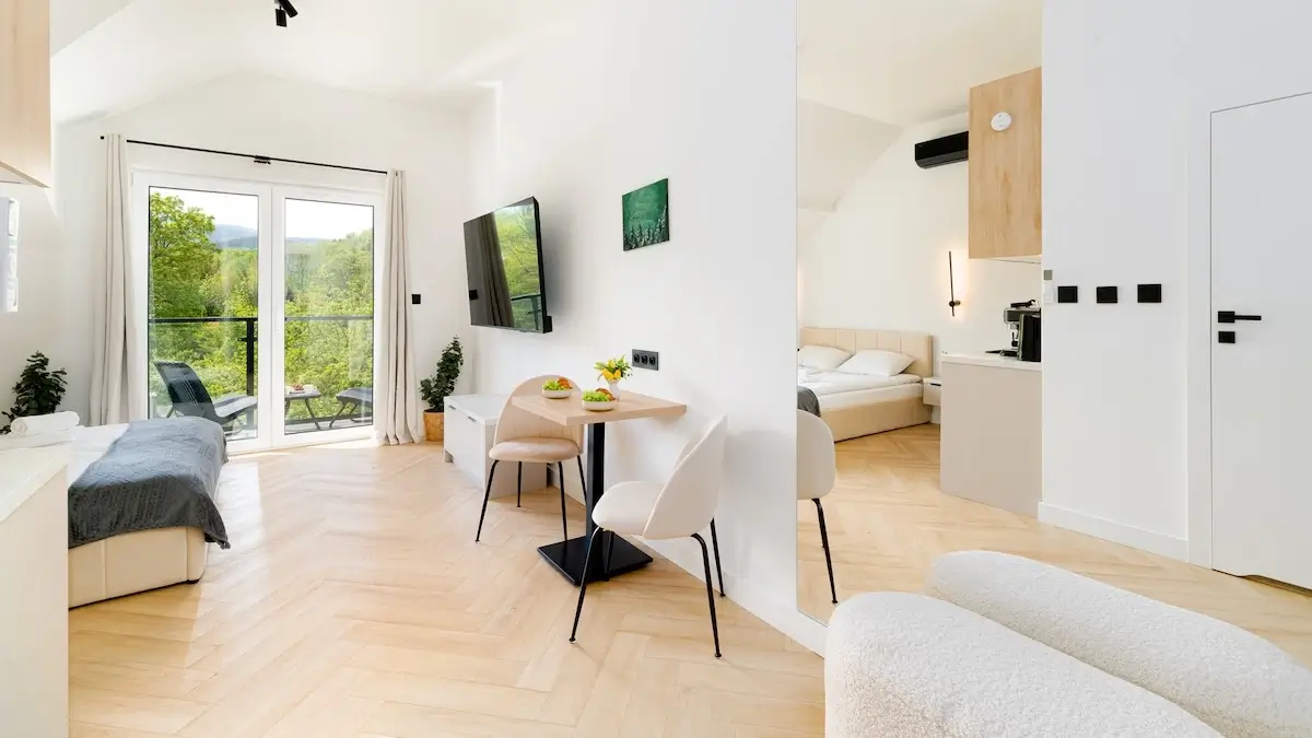 Wiatrołap z wyjściem na balkon w apartamencie w Karpaczu